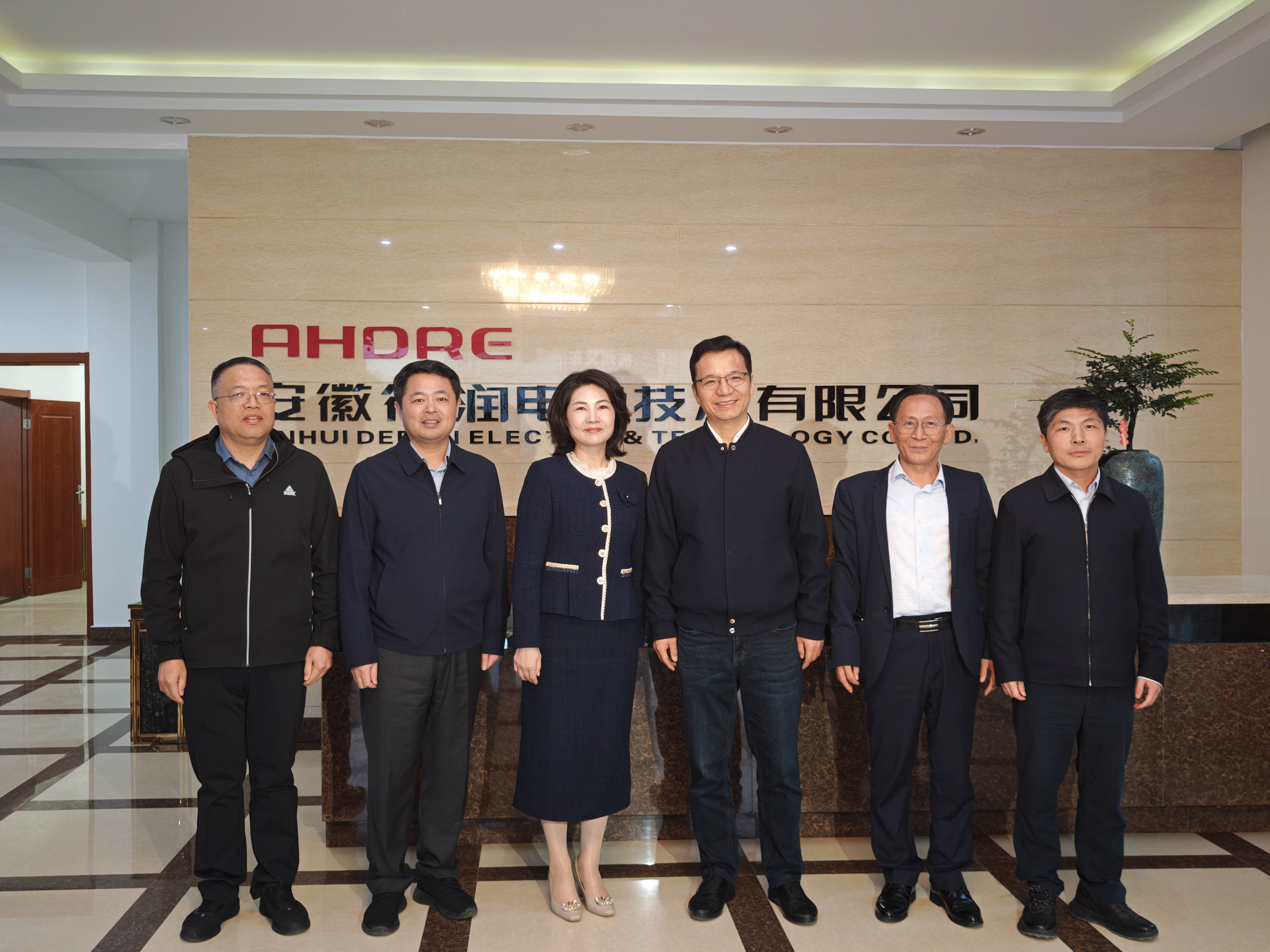 長豐縣縣委書記李孝鴻蒞臨得潤電氣走訪調(diào)研 合影
