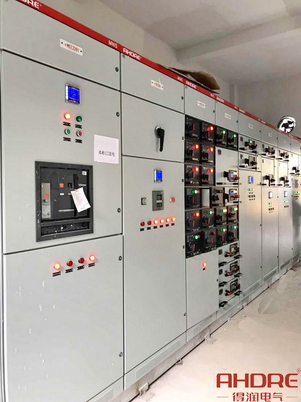 低壓配電柜現(xiàn)場圖.jpg 低壓配電柜現(xiàn)場圖.jpg