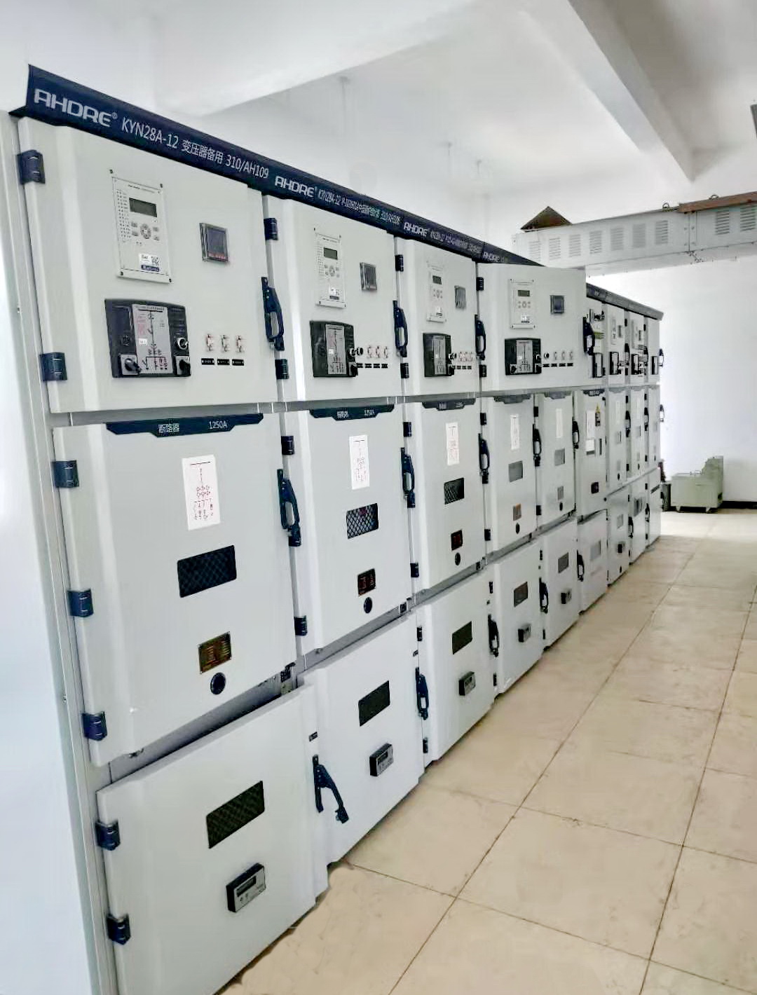 10KV高壓柜現(xiàn)場圖 10KV高壓柜現(xiàn)場圖