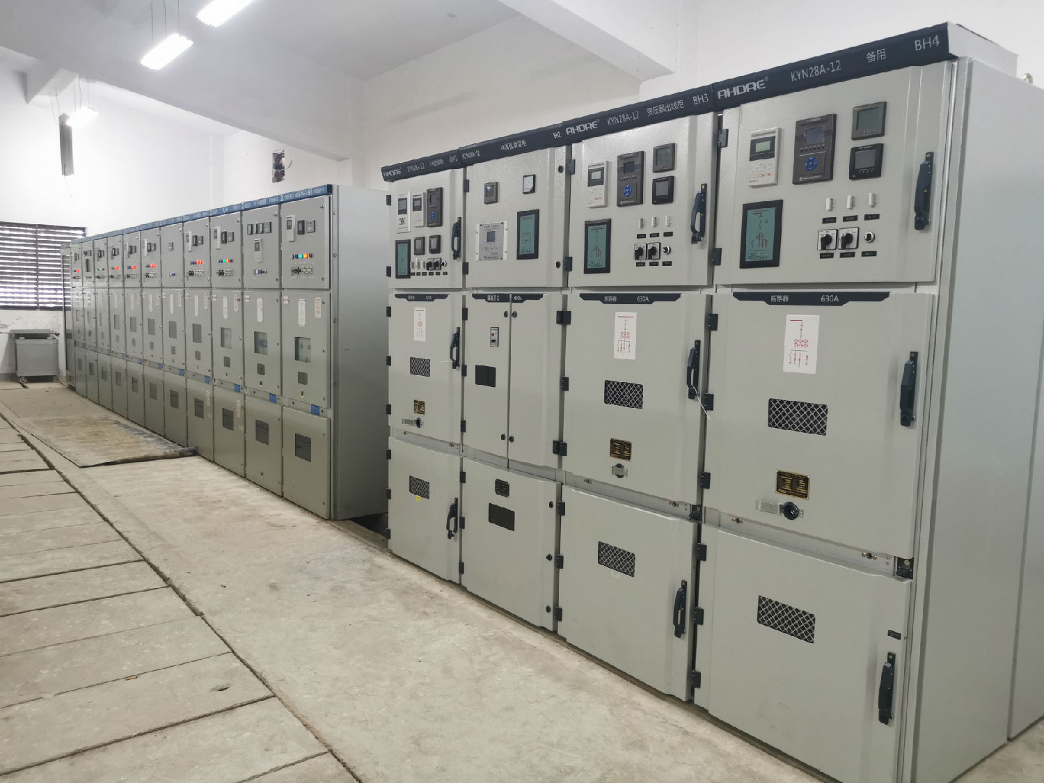 得潤電氣高壓開關柜KYN28A-12中置柜現(xiàn)場