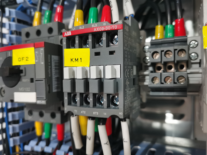 低壓設(shè)備中的接觸器.jpg 低壓設(shè)備中的接觸器.jpg