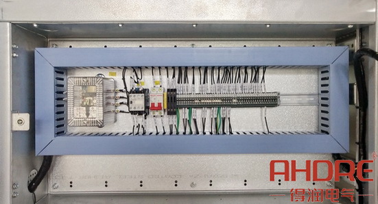 電容補(bǔ)償柜 儀表室.jpg 電容補(bǔ)償柜 儀表室.jpg