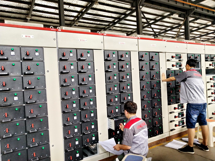 低壓抽屜柜進行檢查工作 低壓抽屜柜進行檢查工作