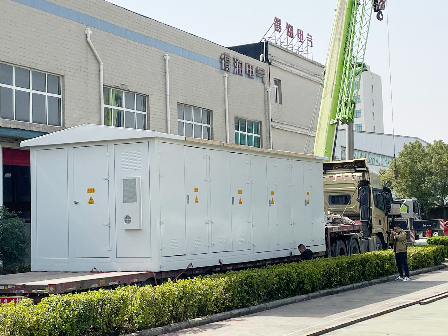 得潤(rùn)電氣生產(chǎn)的10kV預(yù)制艙(開(kāi)閉所)順利完成并運(yùn)往項(xiàng)目現(xiàn)場(chǎng) 得潤(rùn)電氣生產(chǎn)的10kV預(yù)制艙(開(kāi)閉所)順利完成并運(yùn)往項(xiàng)目現(xiàn)場(chǎng)