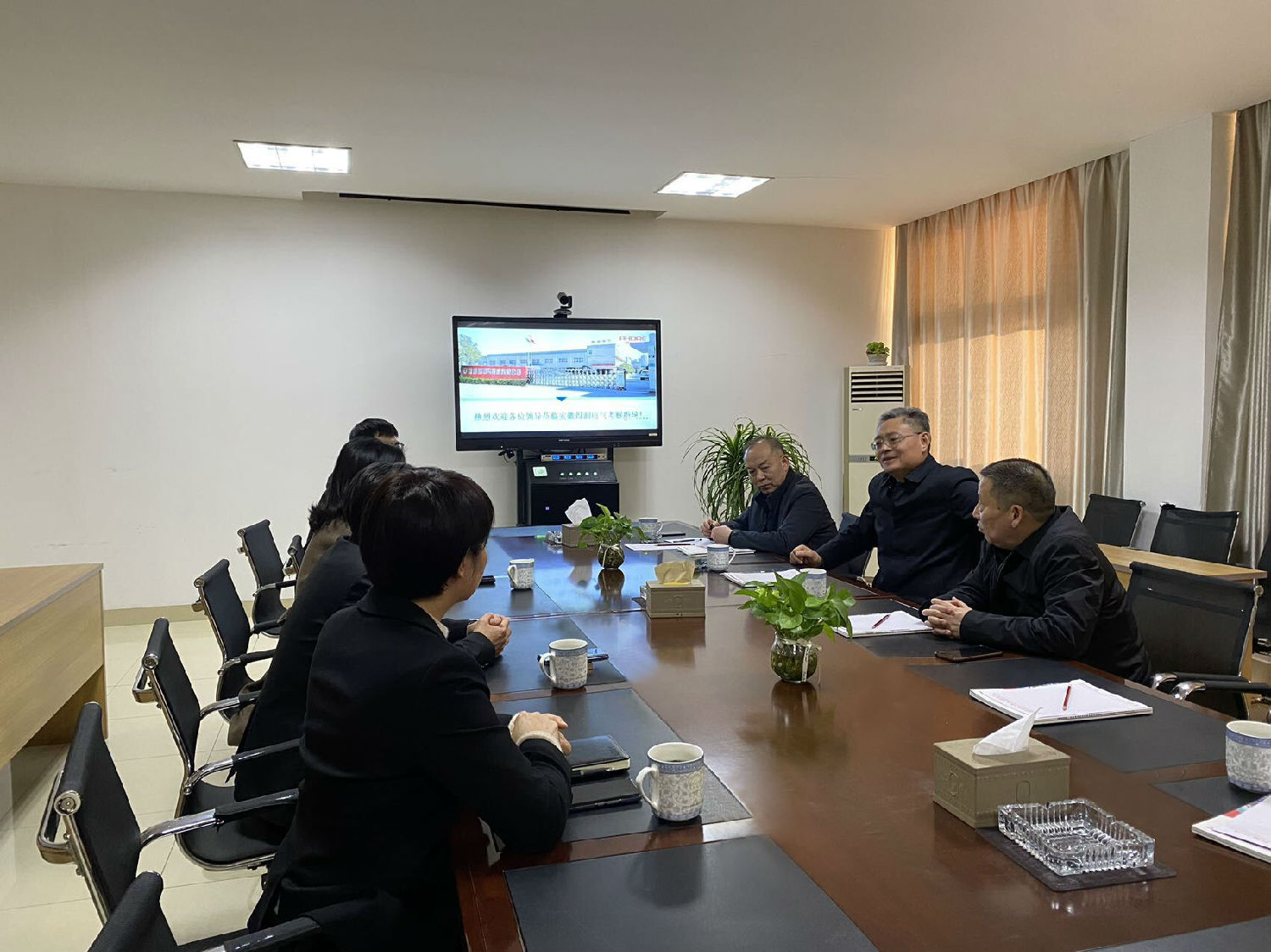 長(zhǎng)豐縣政協(xié)主席俞成山一行蒞臨得潤(rùn)電氣走訪(fǎng)調(diào)研 長(zhǎng)豐縣政協(xié)主席俞成山一行蒞臨得潤(rùn)電氣走訪(fǎng)調(diào)研