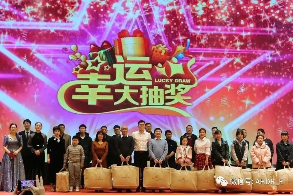 副總經(jīng)理董康、營銷副總監(jiān)洪海燕、財務(wù)總監(jiān)謝道樹及總經(jīng)理助理張春蘭頒發(fā)三等獎