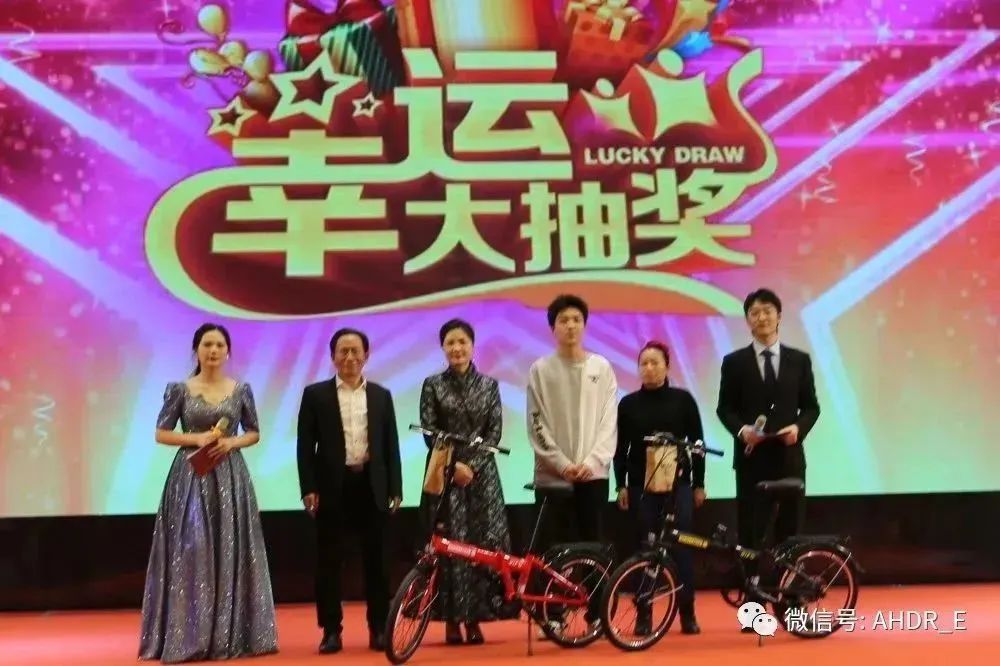 董事長王青、總經(jīng)理劉琴芳頒發(fā)一等獎