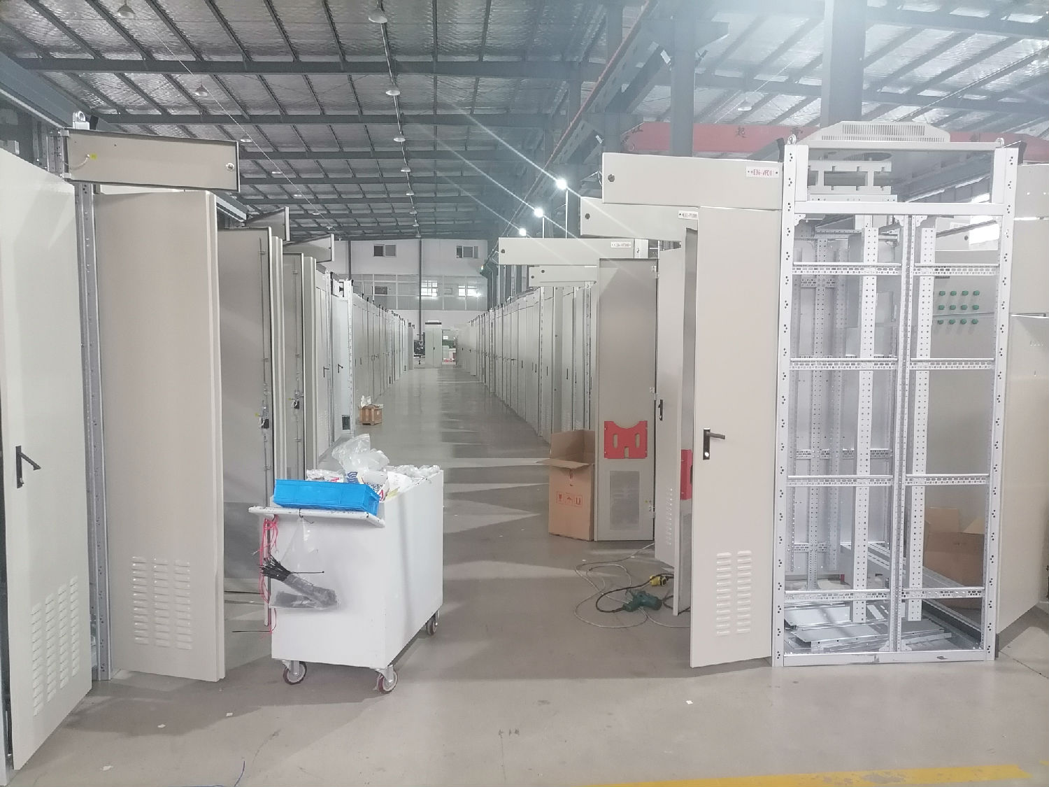 出口印尼低壓開關(guān)柜得潤電氣在生產(chǎn) 出口印尼低壓開關(guān)柜得潤電氣在生產(chǎn)