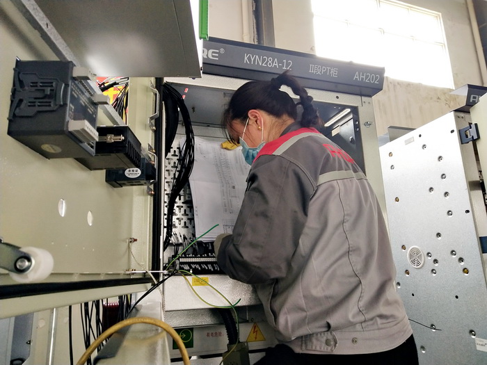 二次員工進(jìn)行高壓進(jìn)線工作.jpg 二次員工進(jìn)行高壓進(jìn)線工作.jpg