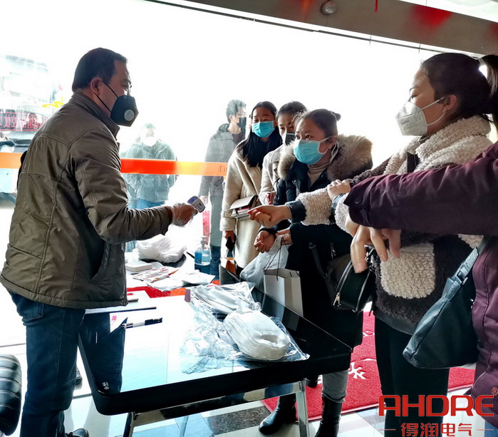 專門設(shè)立的體溫檢測(cè)站.jpg 專門設(shè)立的體溫檢測(cè)站.jpg