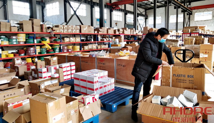 倉(cāng)庫(kù)員工進(jìn)行貨物清點(diǎn)整理 倉(cāng)庫(kù)員工進(jìn)行貨物清點(diǎn)整理