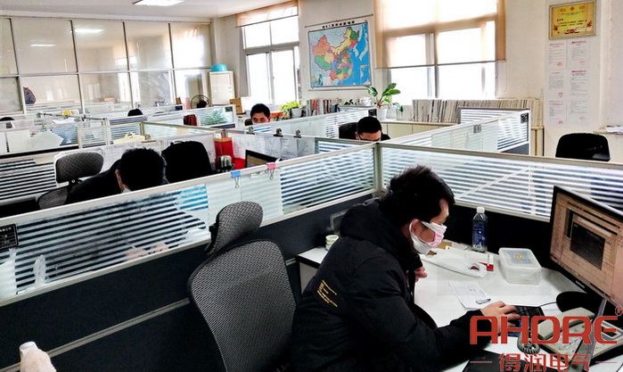 技術(shù)員工設(shè)計(jì)圖紙中.jpg 技術(shù)員工設(shè)計(jì)圖紙中.jpg