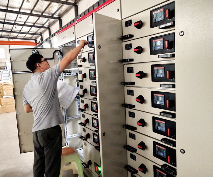 潘浩同志在進行低壓開關柜調(diào)試工作