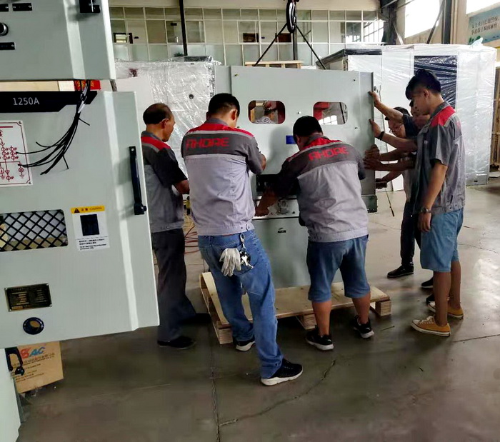 進行安裝1250A隔離開關的一次線們 進行安裝1250A隔離開關的一次線們