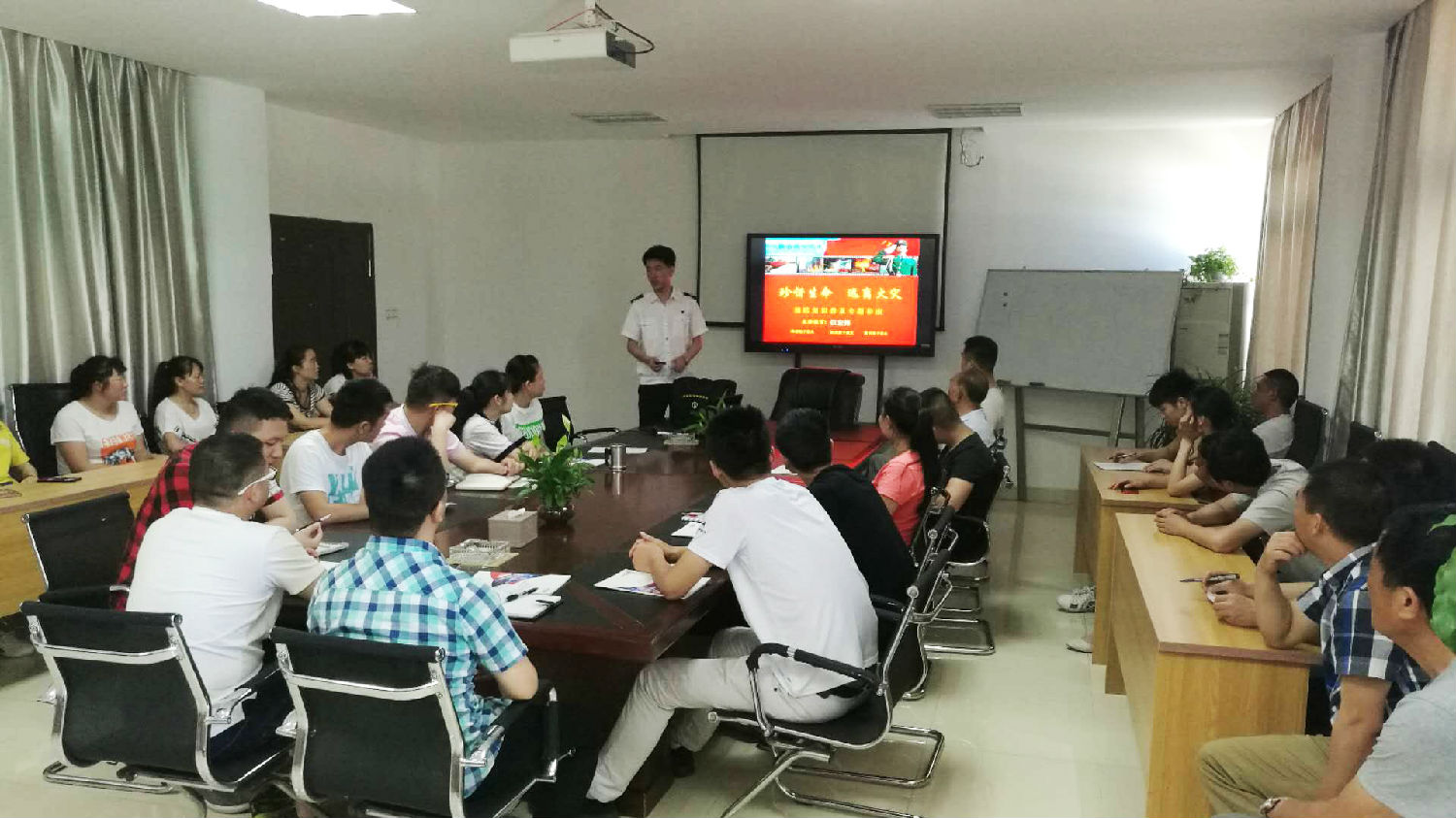 安徽得潤(rùn)電氣 成套高低壓開(kāi)關(guān)柜廠家 電話:400-0551-777 qq:3176885416 安徽得潤(rùn)電氣 成套高低壓開(kāi)關(guān)柜廠家 電話:400-0551-777 qq:3176885416