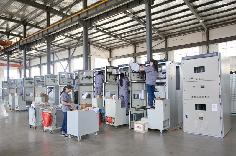 劉總重點(diǎn)介紹了得潤(rùn)電氣近年來(lái)積極響應(yīng)國(guó)家政策導(dǎo)向，公司不斷創(chuàng)新、不斷發(fā)展、加大產(chǎn)品升級(jí)、成為ABB、施耐德、西門子等世界電氣巨頭戰(zhàn)略合作伙伴。公司是安徽省高新技術(shù)企業(yè)、安徽省“專精特新”中小企業(yè)、合肥市技術(shù)創(chuàng)新中心、合肥市知識(shí)產(chǎn)權(quán)示范單位，通過(guò)了國(guó)家ISO9001質(zhì)量管理體系、ISO14001環(huán)境管理體系、OHSAS18001職業(yè)健康安全管理體系認(rèn)證。公司擁有幾十項(xiàng)經(jīng)權(quán)威體系認(rèn)證機(jī)構(gòu)頒發(fā)的國(guó)家強(qiáng)制性低壓成套電氣“3C”認(rèn)證、中高壓型式試驗(yàn)報(bào)告。公司產(chǎn)品出口智利、沙特、埃塞俄比亞、伊拉克、伊朗、卡塔爾、越南、巴基斯坦等二十多個(gè)國(guó)家，并且得到客戶的一致贊賞。