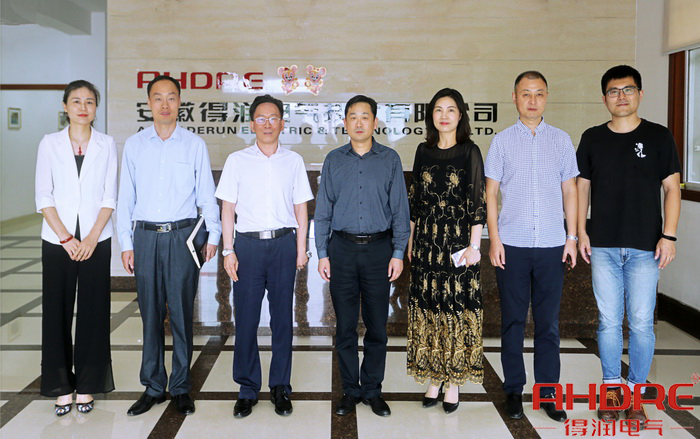 領(lǐng)導(dǎo)合影圖.jpg 領(lǐng)導(dǎo)合影圖.jpg