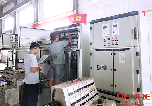 進行旁路柜的調試檢測.jpg 進行旁路柜的調試檢測.jpg