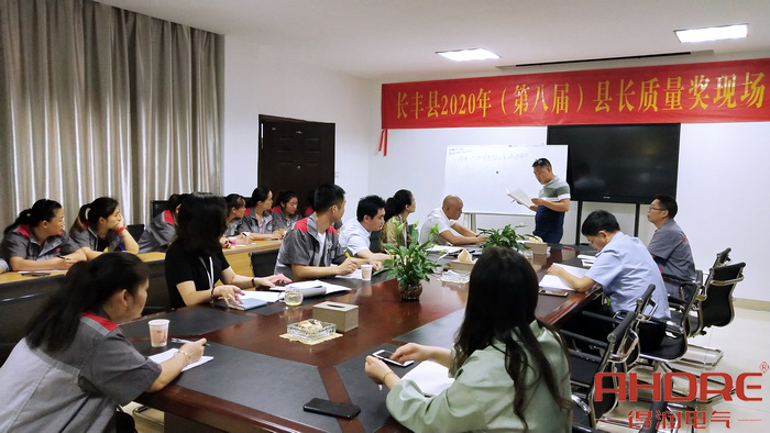 現(xiàn)場(chǎng)培訓(xùn)中.jpg 現(xiàn)場(chǎng)培訓(xùn)中.jpg