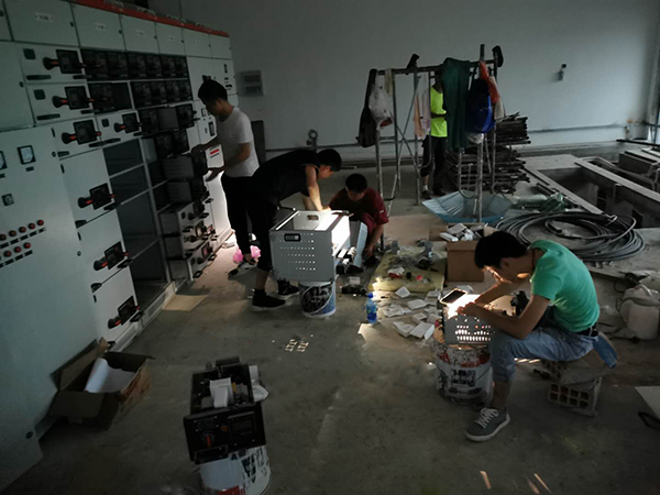 現(xiàn)場(chǎng)工作中.jpg 現(xiàn)場(chǎng)工作中.jpg