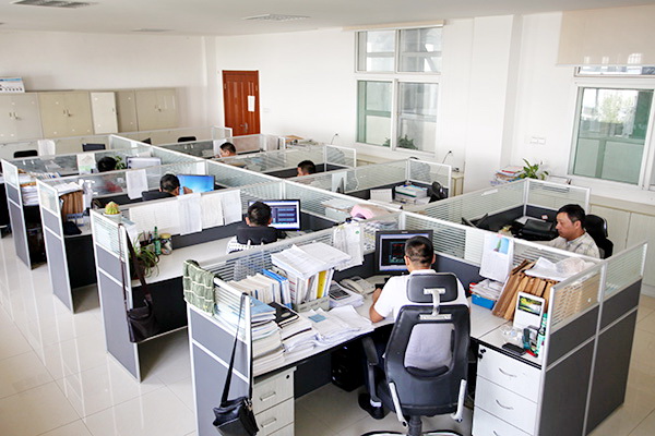 技術人員進行圖紙設計.jpg 技術人員進行圖紙設計.jpg