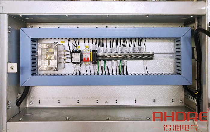 無功自動補償裝置儀表室的PLC控制系統(tǒng).jpg 無功自動補償裝置儀表室的PLC控制系統(tǒng).jpg