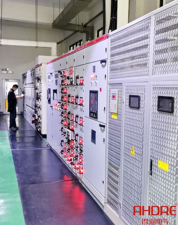 低壓開關(guān)柜運維工作現(xiàn)場.jpg 低壓開關(guān)柜運維工作現(xiàn)場.jpg