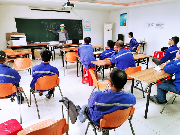 我公司工作人員進行現(xiàn)場指導.jpg 我公司工作人員進行現(xiàn)場指導.jpg