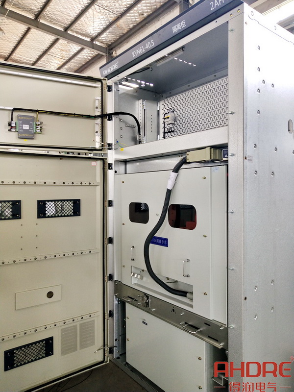 35kv開關(guān)柜的正面結(jié)構(gòu)圖.jpg 35kv開關(guān)柜的正面結(jié)構(gòu)圖.jpg