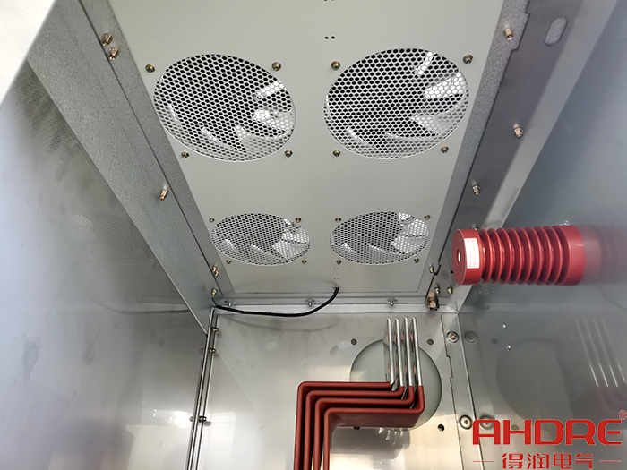 柜頂?shù)娘L(fēng)扇結(jié)構(gòu).jpg 柜頂?shù)娘L(fēng)扇結(jié)構(gòu).jpg