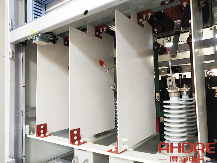 進(jìn)行絕緣防護(hù)的電容器.jpg 進(jìn)行絕緣防護(hù)的電容器.jpg