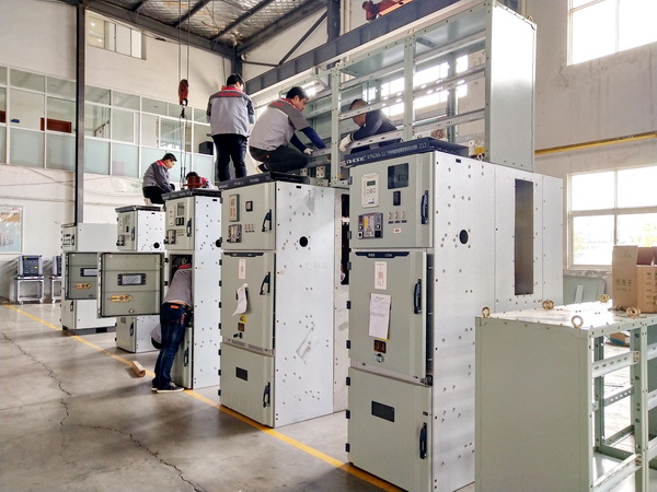 母線橋架安裝.jpg 母線橋架安裝.jpg