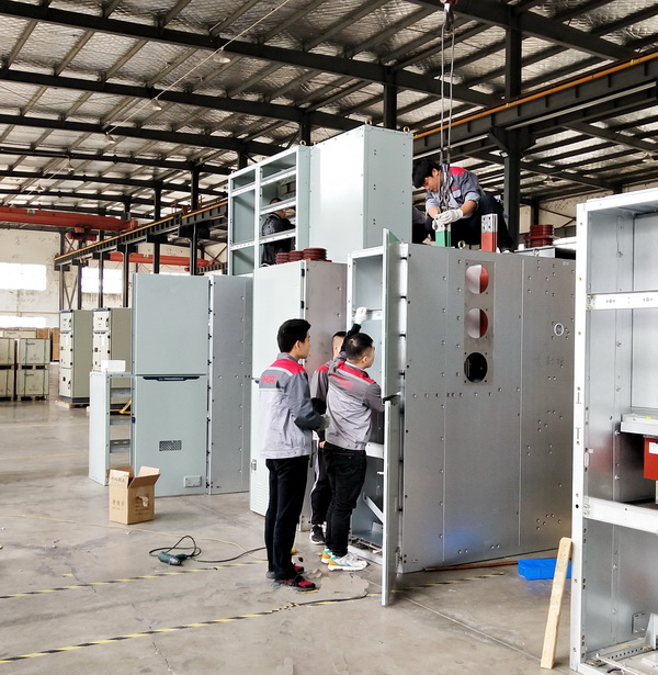 母線橋架安裝中.jpg 母線橋架安裝中.jpg