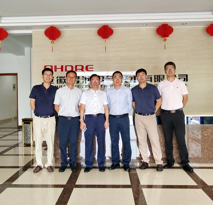 王總與ABB領(lǐng)導(dǎo)進(jìn)行合影 王總與ABB領(lǐng)導(dǎo)進(jìn)行合影