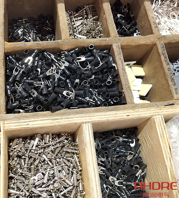 各種型號(hào)的壓線鼻.jpg 各種型號(hào)的壓線鼻.jpg