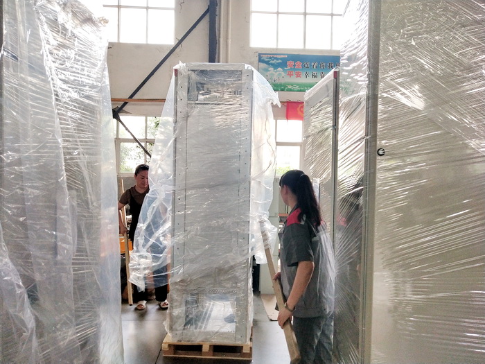 進(jìn)行配電柜的包裝套袋 進(jìn)行配電柜的包裝套袋